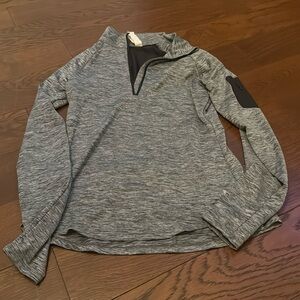 Icy Zone. Women’s, black & white pullover. Zipper pockets on back & on sleeve.